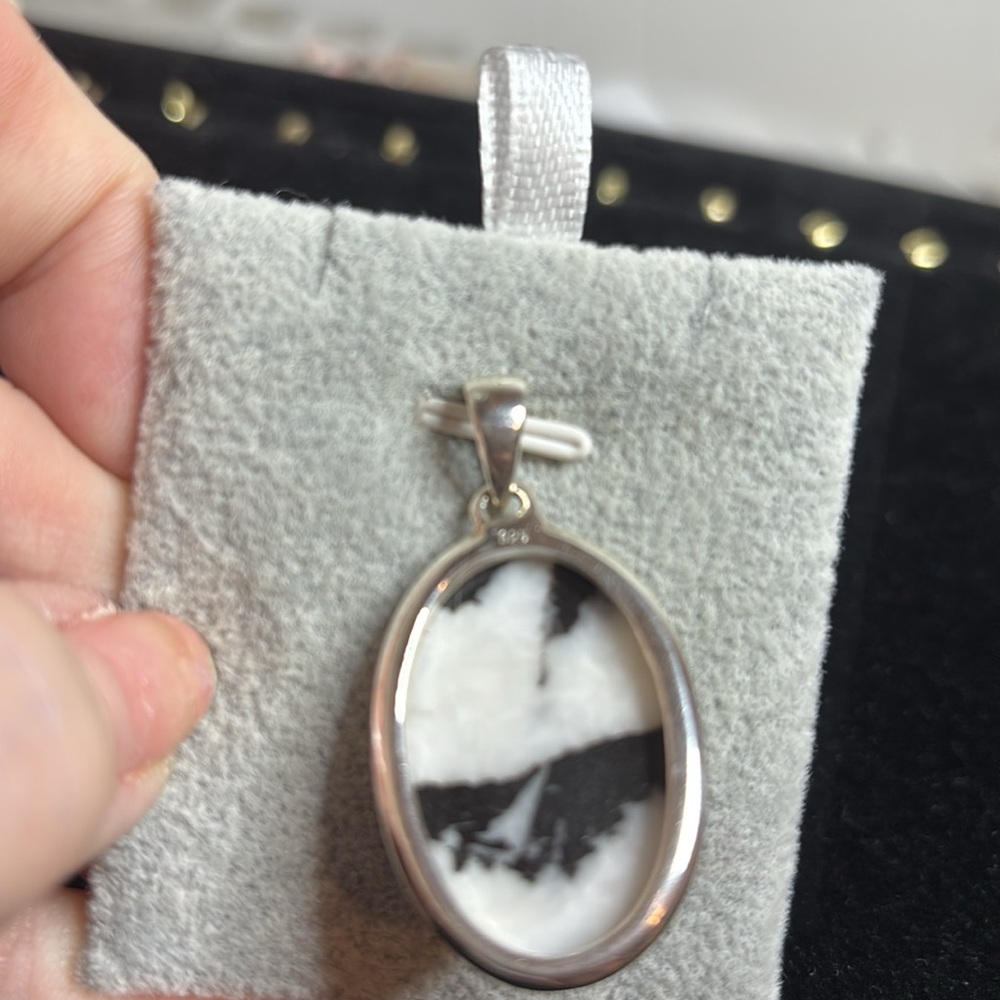 White buffalo pendant sterling silver - Picture 3 of 8
